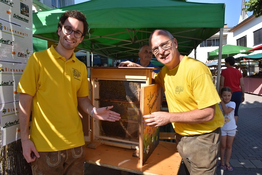 Dass man Drohnen auch streicheln darf, zeigten Stefan und Josef Gratzer vom Bienenzuchtverein Gitschtal.