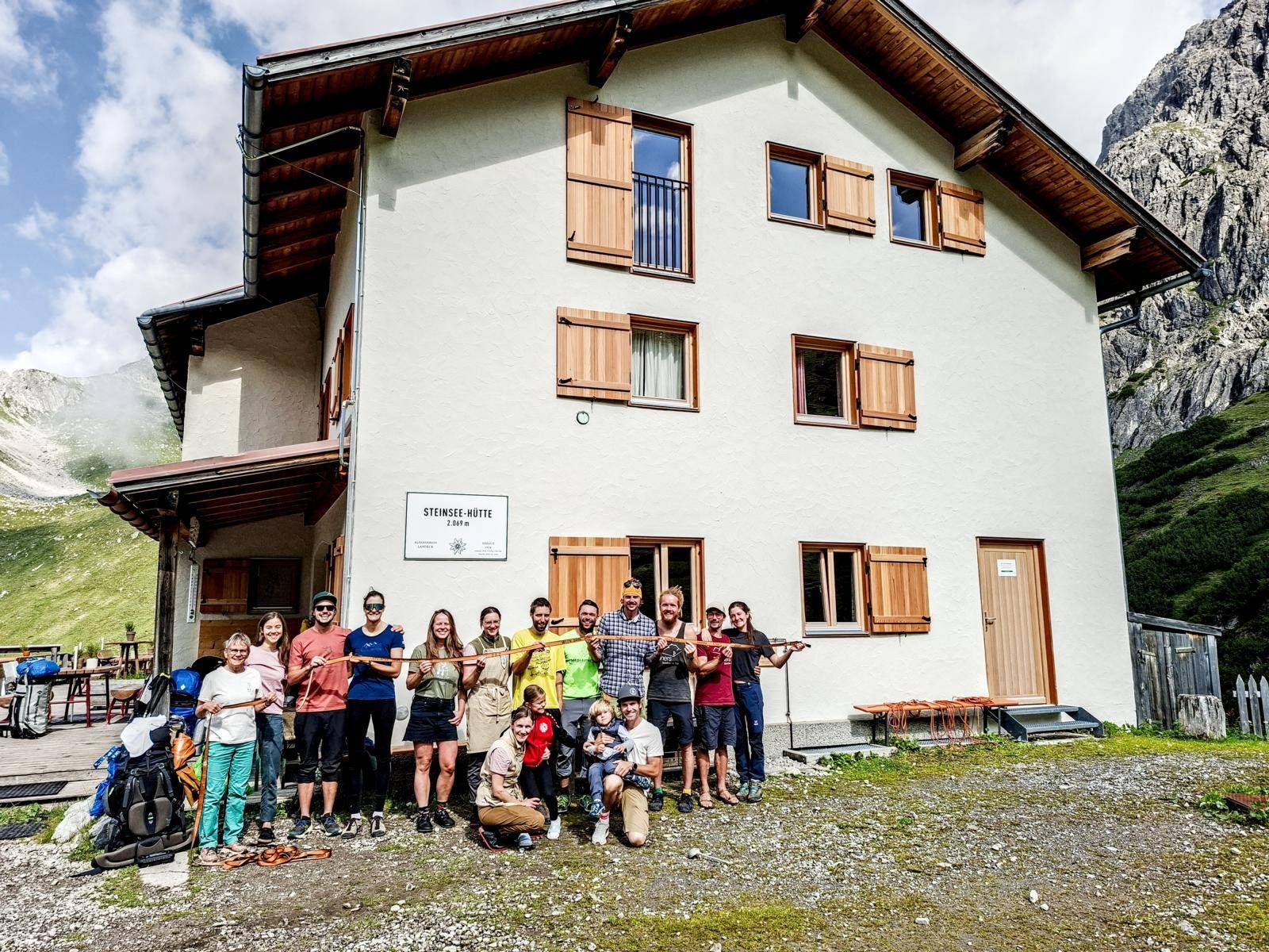 Die Sportler wurden auf der Steinseeh&uuml;tte versorgt. V.l. rotes Shirt: Florian Zoller, blaues Shirt: Sarah Eiter; hinten v.r.: Sandra Djabarow, Jurij Hartmann, Jose Halmen, Christopher Grimm, Martin Pleintinger, Lukas Riediger gemeinsam mit dem H&uuml;ttenteam.