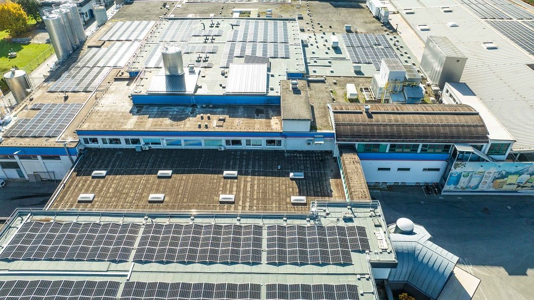 Nach der PV-Anlage am Dach sorgt bei der Molkerei in Spittal bald ein neues Biomasse-Kraftwerk f&uuml;r nachhaltigere W&auml;rme. Foto: KELAG