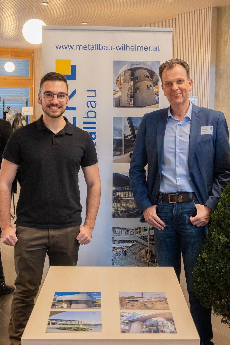 &bdquo;Die Absolventen breit gef&auml;chert in der Wirtschaft verteilt&ldquo;, erz&auml;hlt Direktor Reinhold Strobl. Die klassischen Berufsfelder von HAK Absolventen sind Treuh&auml;nder, Versicherungen und Banken. &bdquo;Egal ob du bei der Strabag IT Auswertungen machst oder in einer Bank besch&auml;ftigt bist, du kommst ohne EDV-Ausbildung nicht weiter. Bei uns bekommt man die ganze Palette dieser Ausbildungen. Unsere Absolventen arbeiten nach ein paar Jahren schon als Abteilungsleiter. Einige gehen in Kreativ-Jobs und wieder andere studieren weiter. Jedenfalls ist die HAK eine sehr gute Basis.&ldquo;