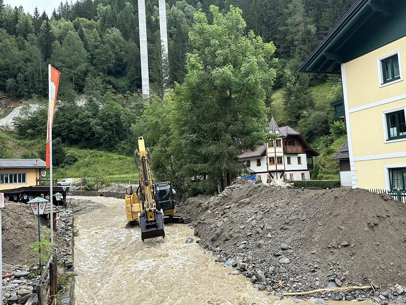 Mit Bagger wurde der Kremsbach wieder in sein Bachbett zur&uuml;ckgebracht, sodass mit den Aufr&auml;umarbeiten begonnen werden konnte.