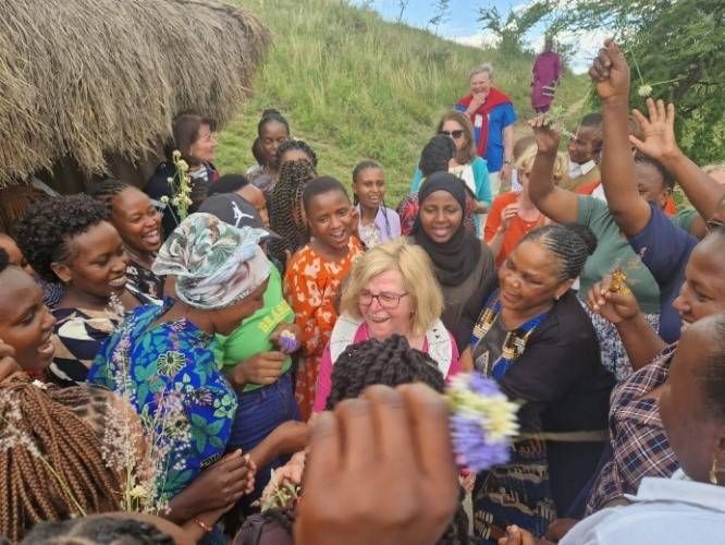 Gro&szlig;e &Uuml;berraschung f&uuml;r Reinhild Wendl: Sch&uuml;lerinnen aus allen bisherigen Jahrg&auml;ngen erz&auml;hlten, wie es ihnen heute geht.