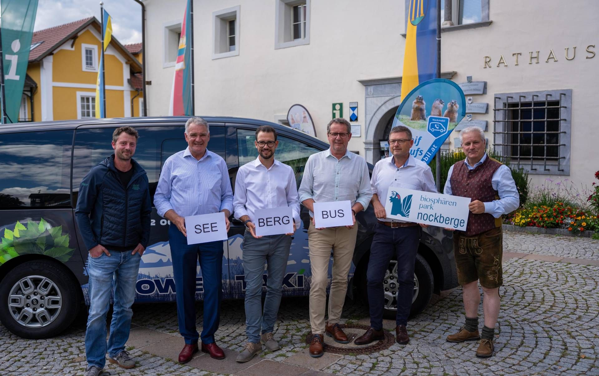 Auch in der Nockregion wurde der Mikro-&Ouml;ffentliche Verkehr neu aufgestellt. V. l.: Daniel Wurster-Ellinger, Bgm. Alexander Thoma (Millstatt), LR Sebastian Schuschnig, Bgm. Thomas Sch&auml;fauer (Seeboden), Hellmuth Koch und Dietmar Rossmann. Foto: VKG
