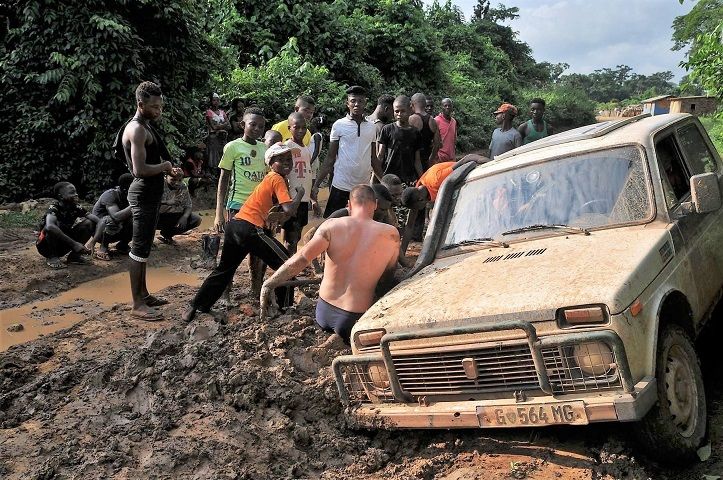 Einen schweren Gel&auml;ndewagen h&auml;tte man aus dem Schlamm nicht so leicht wieder befreien k&ouml;nnen. Das Reisen im alten Lada ist die einzige Art, wie man in Afrika umher und auch an ganz entlegene Orte kommt.
