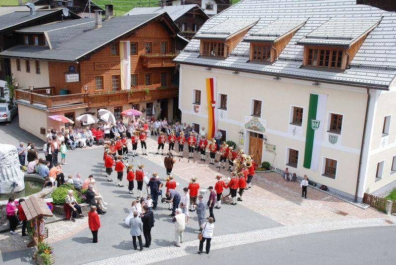 &bdquo;Auf zwei Beine stellen&ldquo; &ndash; ein Haus, in dem die Volksmusik ein Zuhause hat, und dieses anschlie&szlig;end mit Inhalten zu f&uuml;llen, mit Seminaren rund um die Volksmusik: Das war die Idee. Damals gab es im deutschsprachigen Raum keine vergleichbare Einrichtung. Gro&szlig;e Verdienste um das Geb&auml;ude erwarb Franz Unterguggenberger, der sich mit gro&szlig;em Einsatz gemeinsam mit dem damaligen Landesrat Georg Wurmitzer um die Finanzierung des Hauses bem&uuml;ht hat.