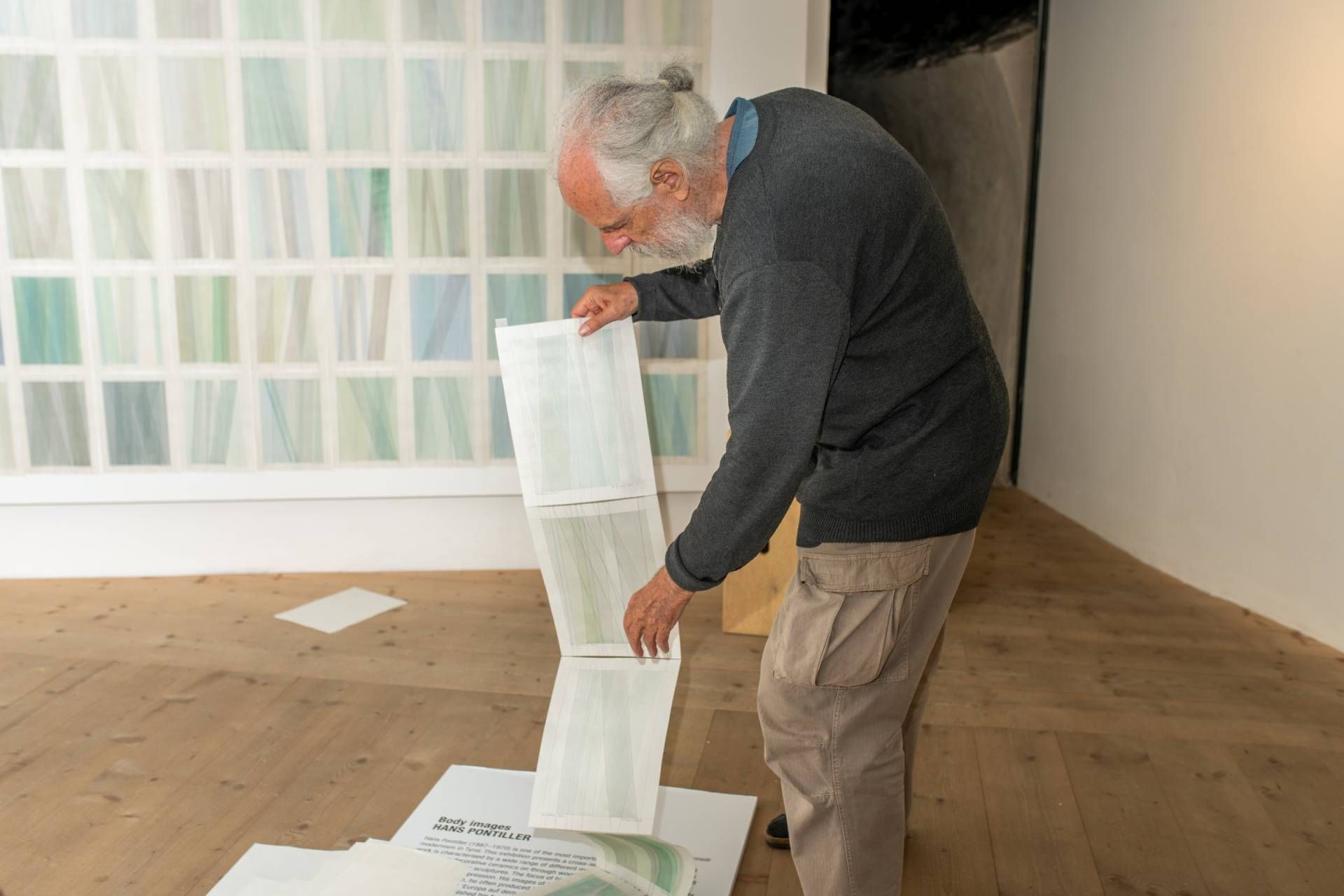 Fritz Ruprechter beim H&auml;ngen der (fast) 365 Aquarell-Bl&auml;tter. Foto: Markus Mayr