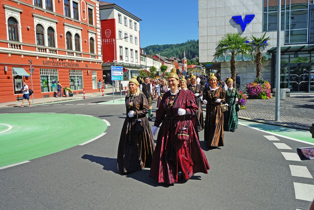 Die Goldhaubenfrauen.