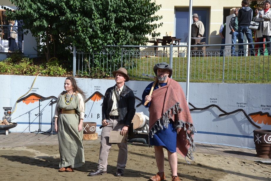 Stilecht als "Indiana Jones" f&uuml;hrte Arch&auml;ologe Stefan Pircher (M.) durch das Programm. Im Bild mit Mitgliedern der Keltengruppe Fr&ouml;g.