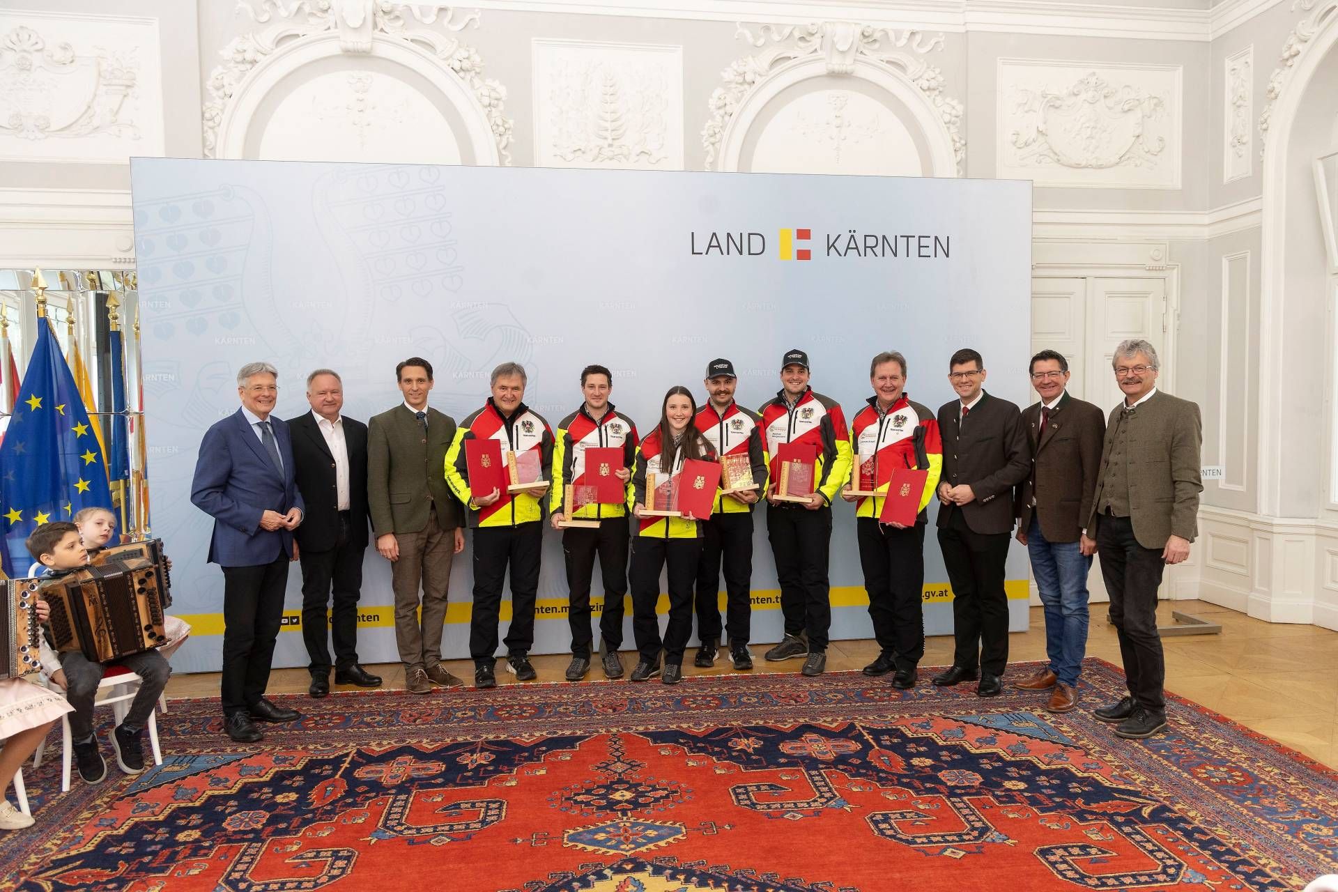 V. l.: LH Peter Kaiser, Josef Huber, Christian Waldmann (Landarbeiterkammer), Trainer Armin Graf, J&uuml;rgen Erlacher, Carina Modl, Michael Ramsbacher, Matthias Morgenstern und Johannes Kr&ouml;pfl mit LH-Stv. Martin Gruber, LK-Pr&auml;sident Siegfried Huber und Direktor Alois Lackner. Foto: LPD K&auml;rnten/Just