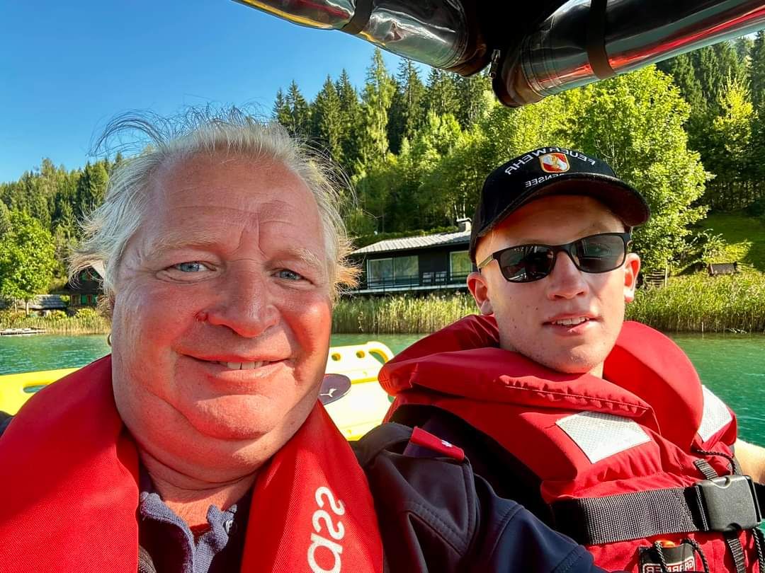Ernest Turnschek ist mit dem Feuerwehrboot vor Ort. Foto: privat