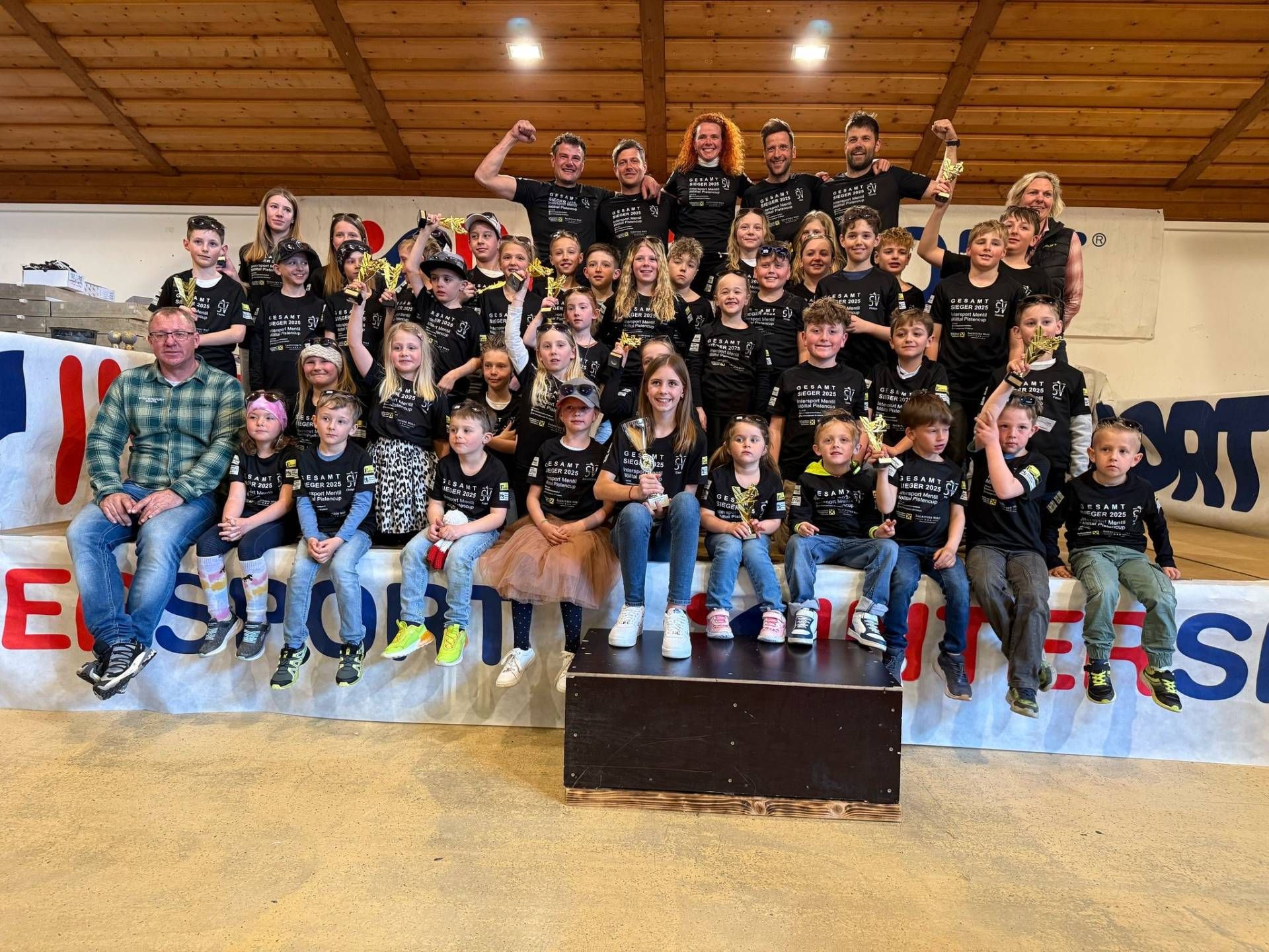 Die Skitrainingsgruppe des SV D&ouml;llach bei der Gesamtsiegerehrung in Flattach mit dem Trainerteam Josef Suntinger, Christopher Suntinger, Heidi Fritzer, Michael Rieger, und Patrick Magnes (hinten v. l.). Fotos: privat