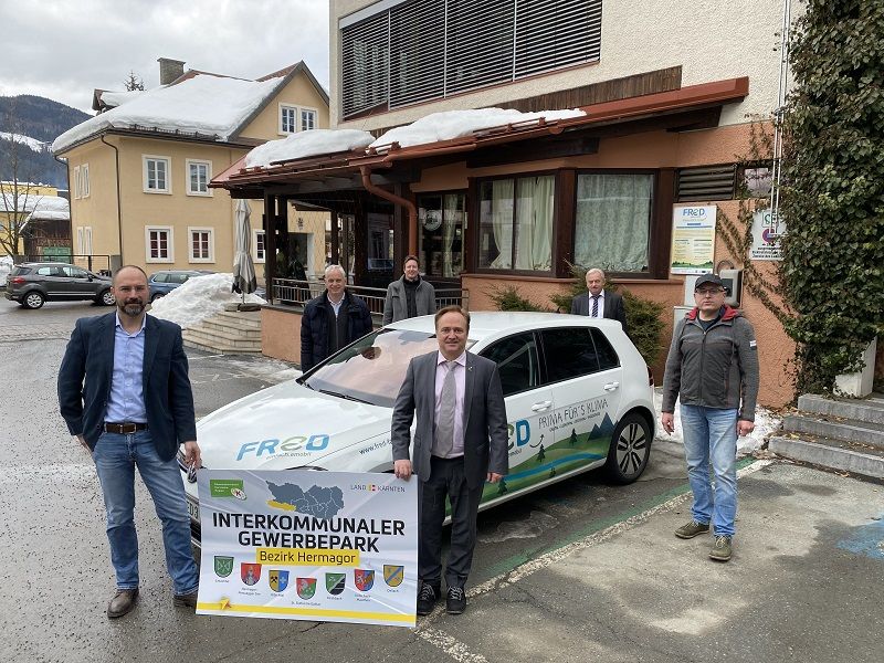 Die Fl&auml;chen des Gewerbeparks &bdquo;IKZ Karnische Region&ldquo; in Hermagor wurde nach einstimmigem Beschluss dem deutschen Holz-Unternehmen zur Verf&uuml;gung gestellt. V. l.: die B&uuml;rgermeister Mag. Josef Zoppoth, Hermann Jantschgi, Christian M&uuml;ller, Siegfried Ronacher (
