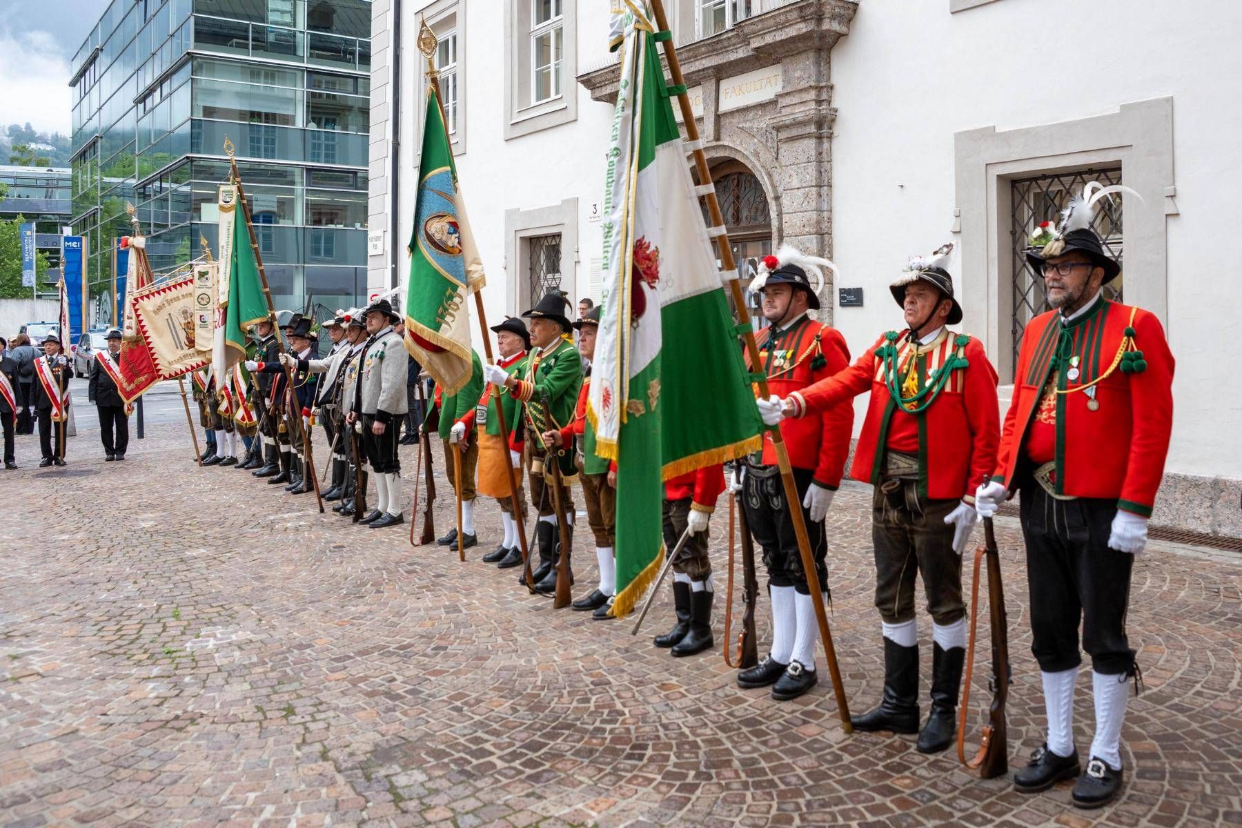 Landes&uuml;blicher Empfang vor der Jesuitenkirche mit der Sch&uuml;tzenkompanie Amras, der Musikkapelle Amras-Innsbruck und Abordnungen der Tiroler Traditionsverb&auml;nde.