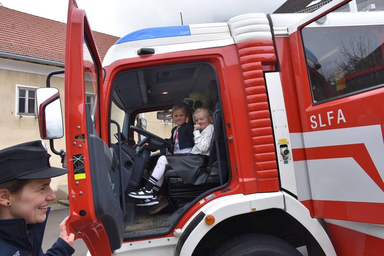 Einmal in Feuerwehrauto mitfahren.