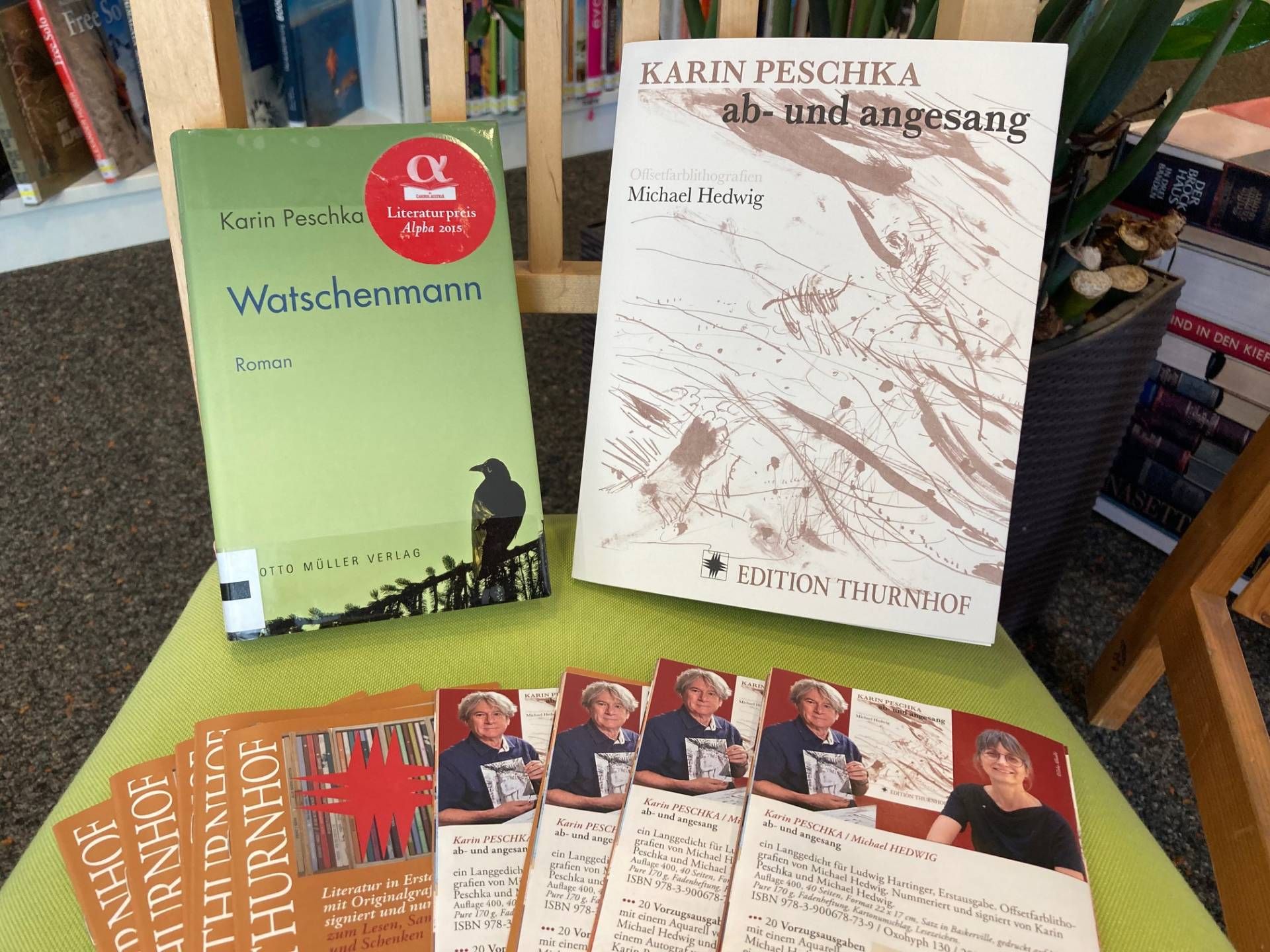 B&uuml;cher und Informationen zu den gemeinsamen Projekten liegen in der B&uuml;cherei auf. Foto: Stangl