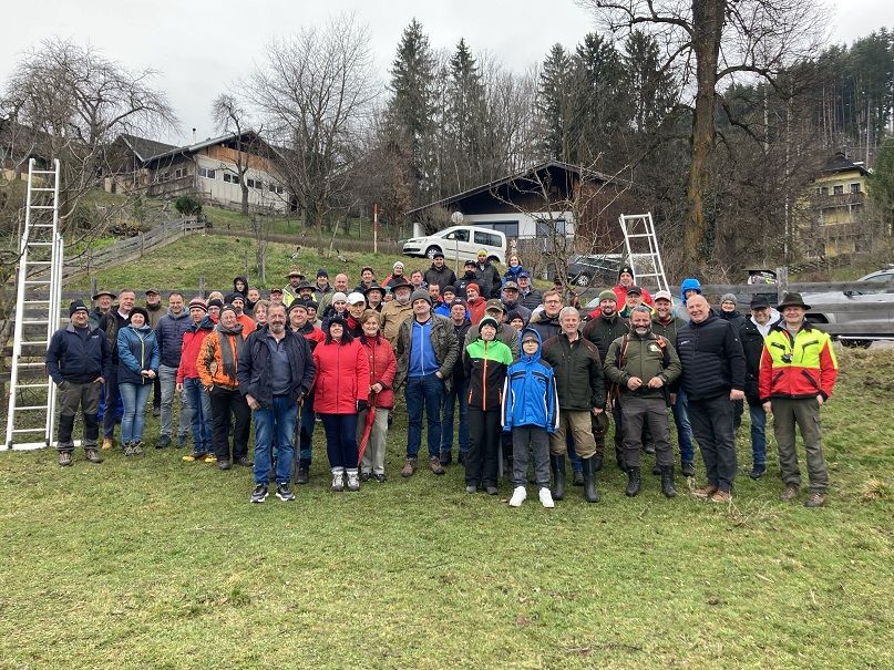 Fast 300 Teilnehmer waren insgesamt beim Baumschnittkurs der Baumschule Huber.