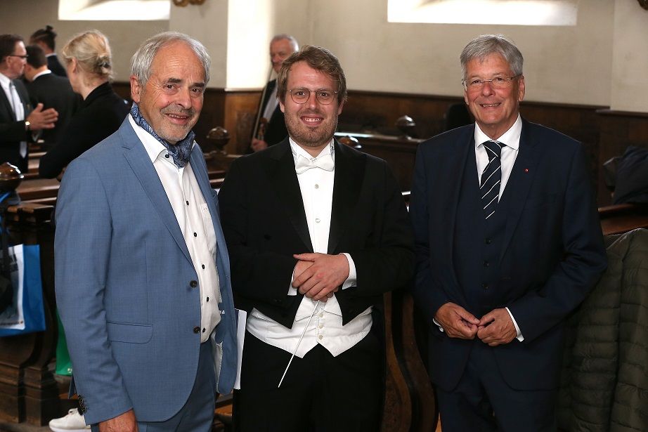 V. l.: Intendant Prof. Bernhard Zlanabitnig, Kapellmeister G&aacute;bor Hontv&aacute;ri und LH Peter Kaiser.