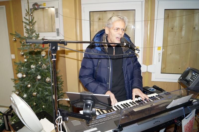Mit Ernst Jeschke klang der Abend im Weihnachtsdorf musikalisch aus.