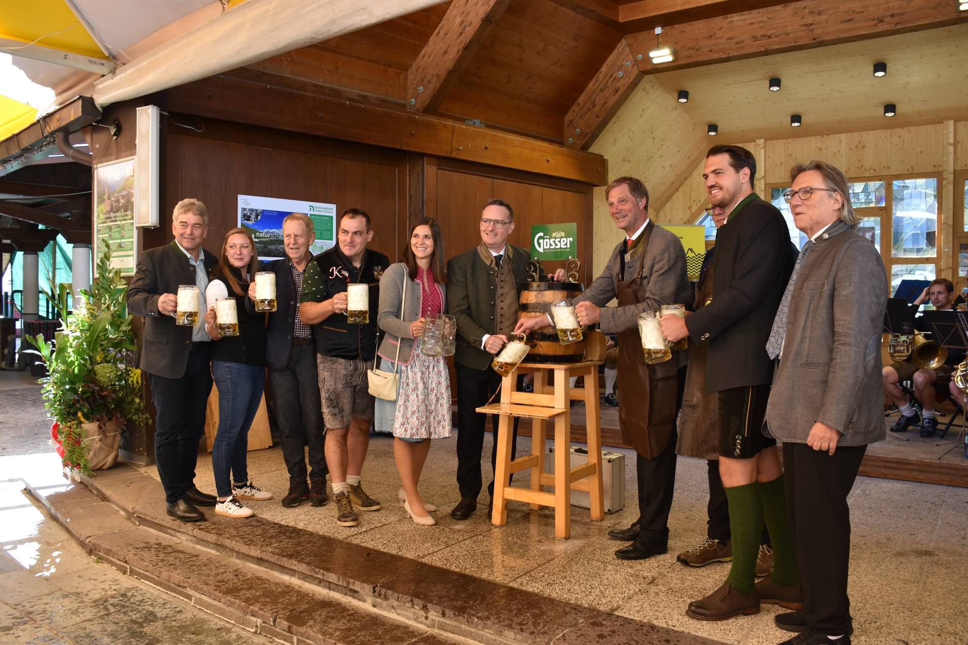 Zum traditionellen Bieranstich kamen viele Ehreng&auml;ste, wie Landwirtschaftskammer-Vorstand Hermann Schluder, die Obfrau des Schaf- und Ziegenzuchtverbandes K&auml;rnten Claudia Sackl, Altb&uuml;rgermeister Josef Schachner, mittendrin der Obmann der Glocknerlamm-Festgemeinschaft Arnulf Wallner, die Landtagsabgeordneten Christina Patterer-Burgstaller und Michael Maier, Bgm. Martin Lackner, der Oberb&uuml;rgermeister der Partnergemeinde Friedrichroda Kay Br&uuml;ckmann, LA, Luca Burgstaller und Erhard Trojer (TVB Heiligenblut).