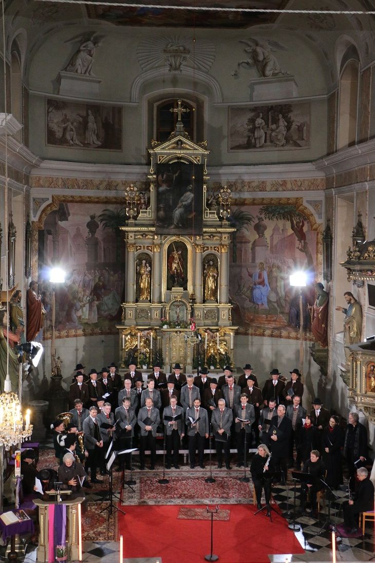 Das Requiem wurde gestaltet vom MGV Gro&szlig;kirchheim, dem Finanzchor Villach, den Wei&szlig;enbl&auml;sern Gro&szlig;kirchheim, dem Quartett &bdquo;MundART&ldquo; sowie vom Oboen-Ensemble &bdquo;Harmony&ldquo;. Foto: Heidi Schober
