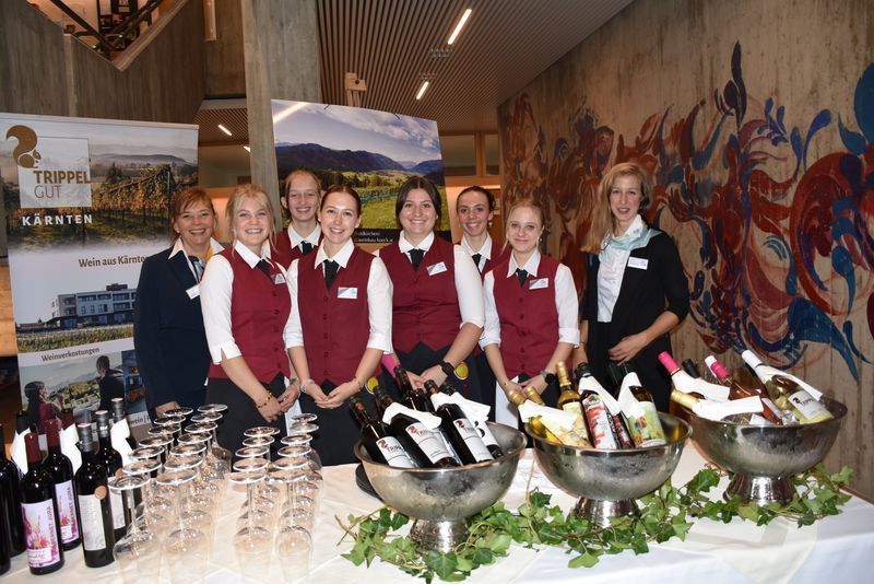 Die Kulinarik der hauseigenen K&uuml;che lud die G&auml;ste zu schmackhaften Bissen und heiteren Gespr&auml;chen ein. Foto: HAAN