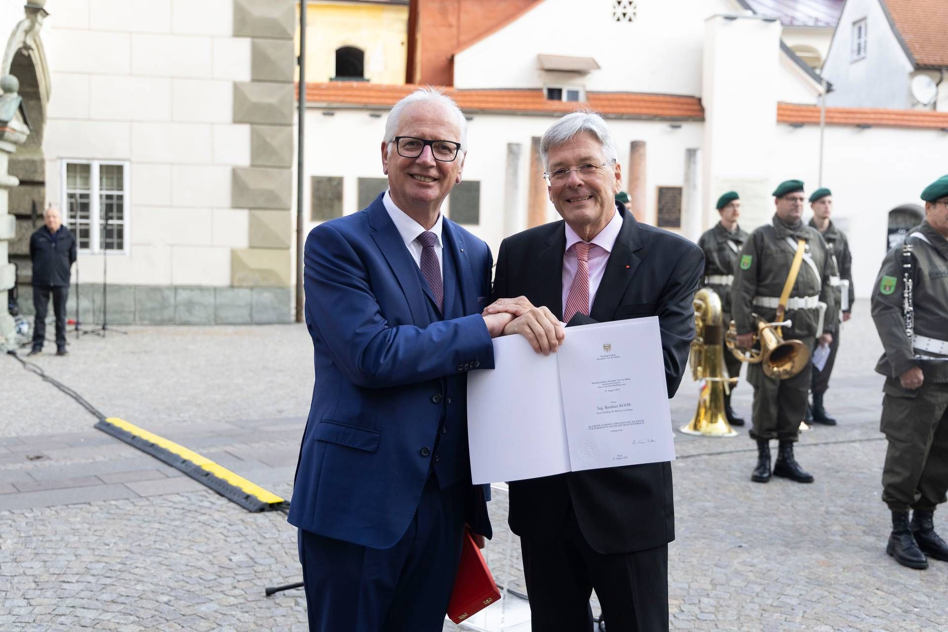 LH Peter Kaiser &uuml;berreichte das Gro&szlig;e Silberne Ehrenzeichen am Bande f&uuml;r Verdienste um die Republik &Ouml;sterreich an Landtagspr&auml;sident AD Reinhart Rohr.