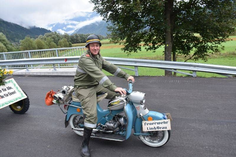 Wolfram Dorfer auf dem "neuen Kommando-Fahrzeug"