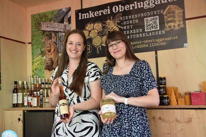Karina Unterlercher und Anna Maria Gruber im Stand der Imkerei Oberluggauer aus dem Lesachtal.