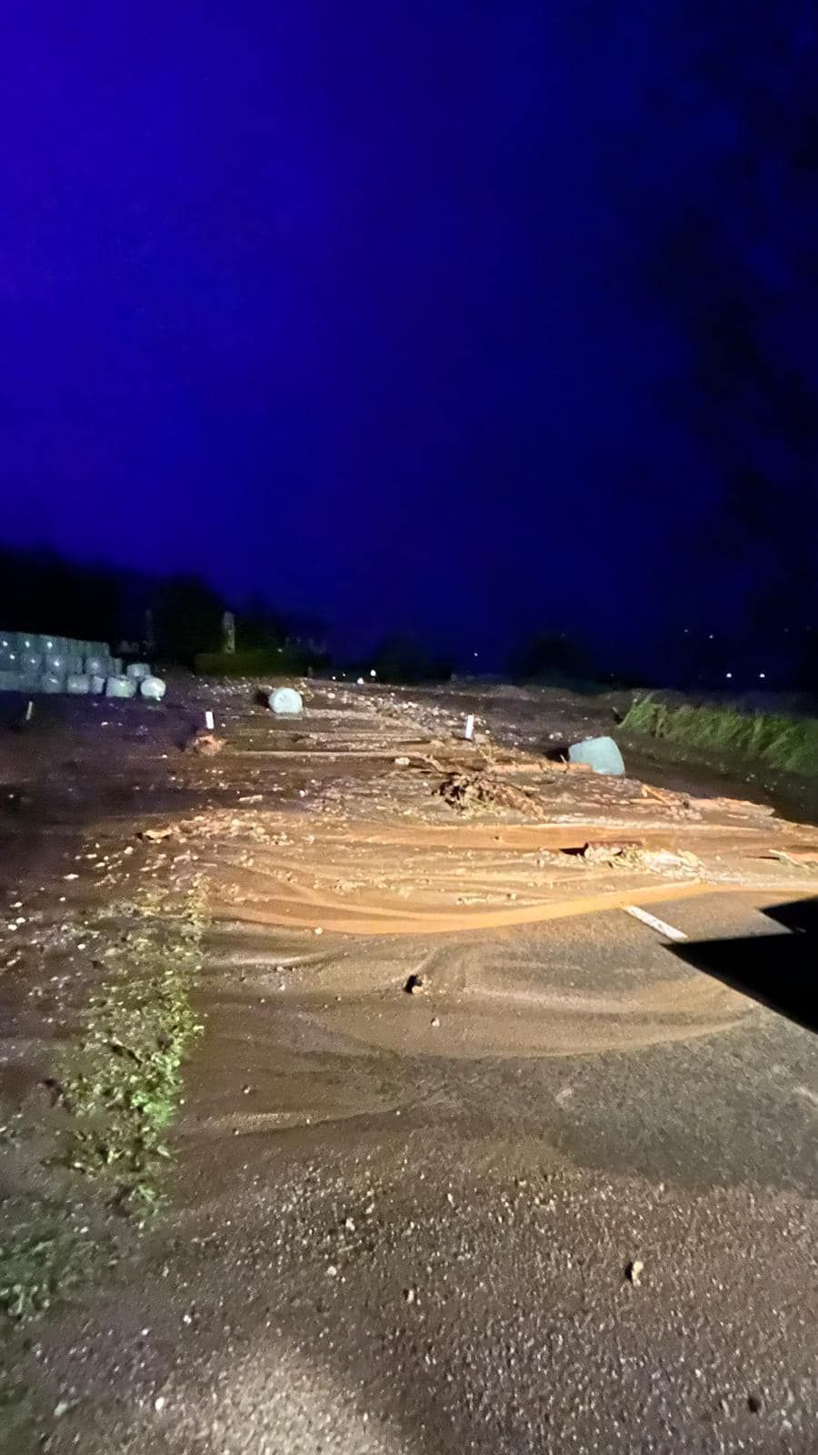 Schwere Verw&uuml;stungen in Baldramsdorf: Noch in der Nacht waren die Feuerwehren mit Sicherungsarbeiten besch&auml;ftigt. Fotos: Bfkdo Spittal