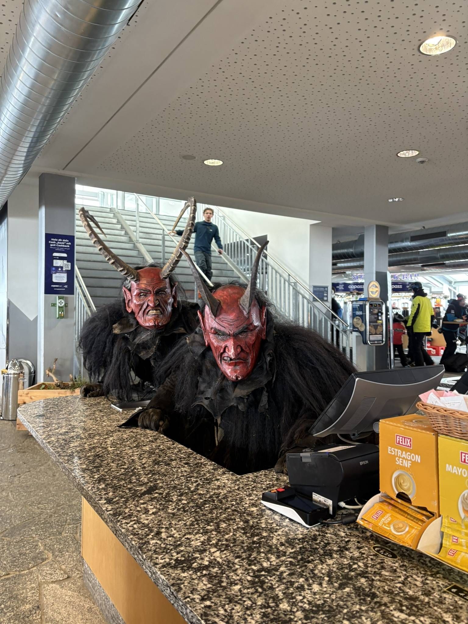 Der hl. Nikolaus zog mit seinen Engerln und den furchteinfl&ouml;&szlig;enden Krampussen durchs Skigebiet.