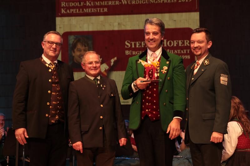 In der Kategorie Kapellmeister wurde Stefan Hofer (B&uuml;rgermusik Millstatt) mit dem &bdquo;Rudolf Kummerer W&uuml;rdigungspreis&ldquo; ausgezeichnet. Am Bild (v. l.) Horst Baumgartner, Prof. Christoph Vierbauch, Stefan Hofer und Laudator Daniel Weinberger.