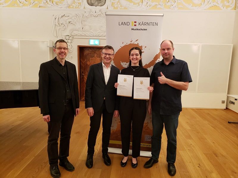 Ramona mit ihren beiden Lehrern Gernot Kacetl, Musikschuldirektor Hans Brunner und Richard Pusavec nach ihren Pr&uuml;fungen. Foto: Musikschule Spittal/Baldramsdorf