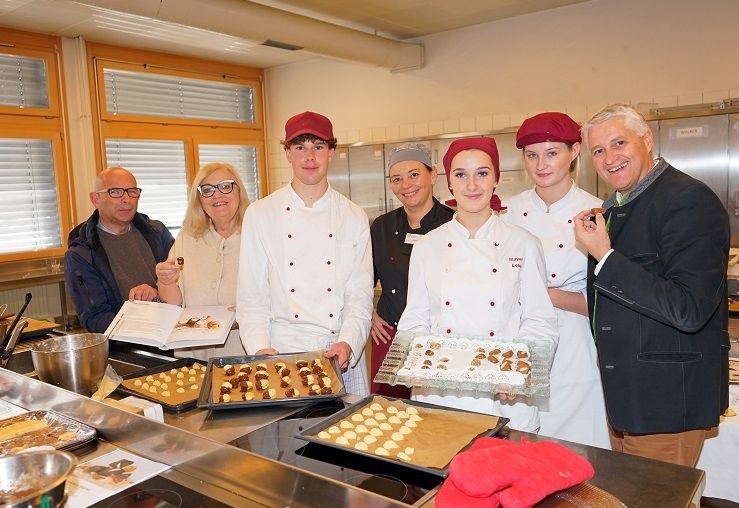 HLW Spittal stellt Keks-Buch vor