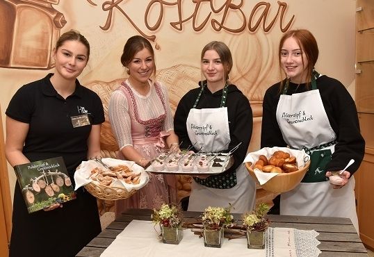 K&auml;rntner HLWs pr&auml;sentierten Kochbuch