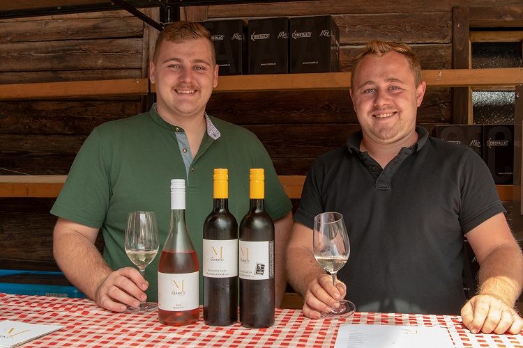 In der Weinstra&szlig;e konnte man hervorragenden Wein vom steirischen Winzer verkosten.