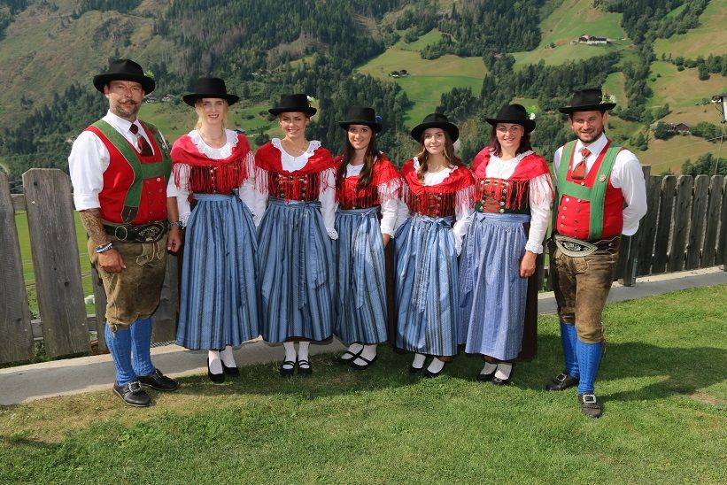 V. l.: Obmann Hannes Granig mit den Marketenderinnen Tanja Stiboller, Sarah Bergauer, Chiara Suntinger, Anna Pichler und Silvia Suntinger sowie Kapellmeister Christian Kramser.