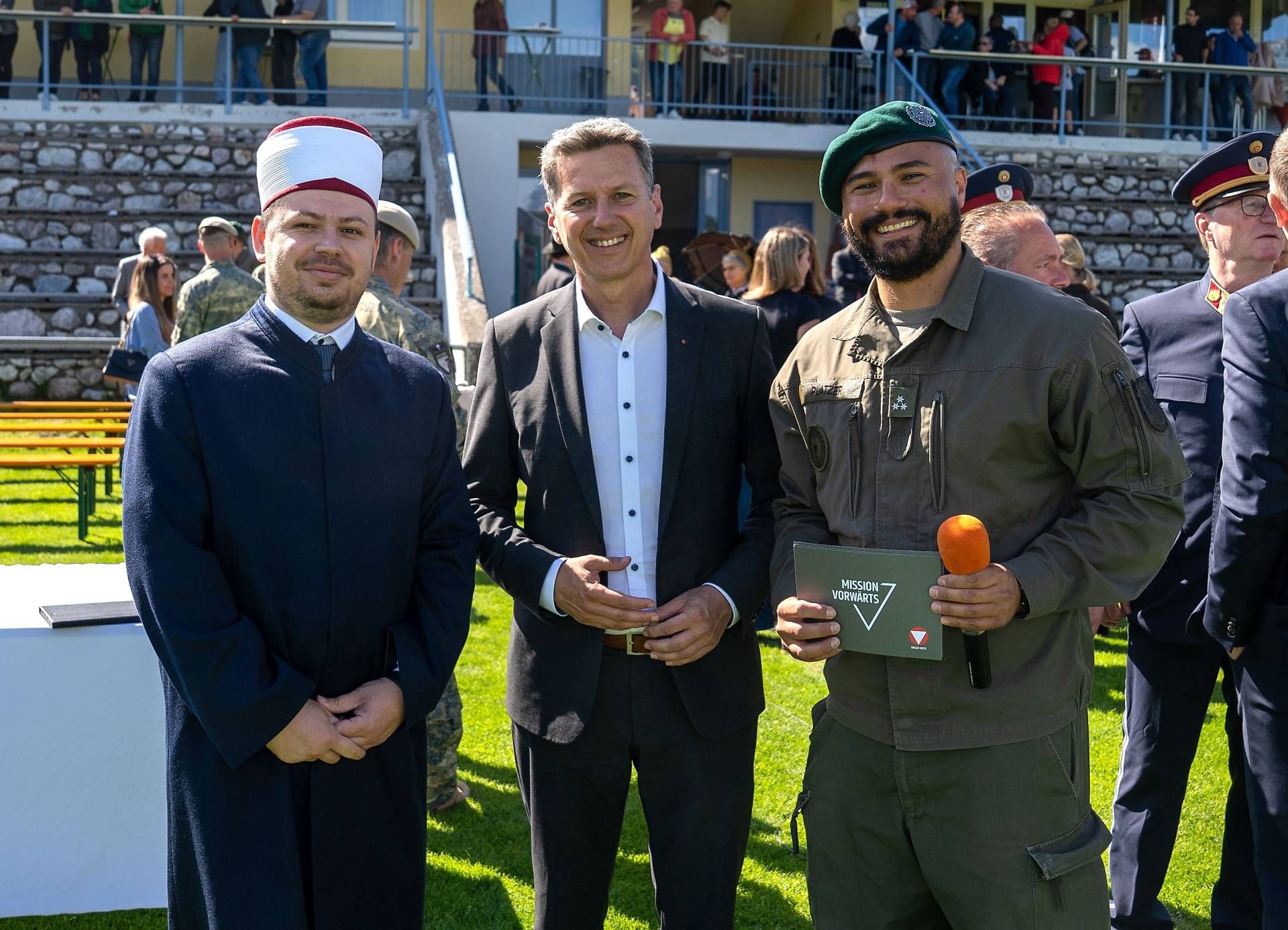 Angelobung der Rekruten in Hermagor mit Milit&auml;rimam Hajret Beluli; LH Daniel Fellner und Moderator John Patrick Platzer.