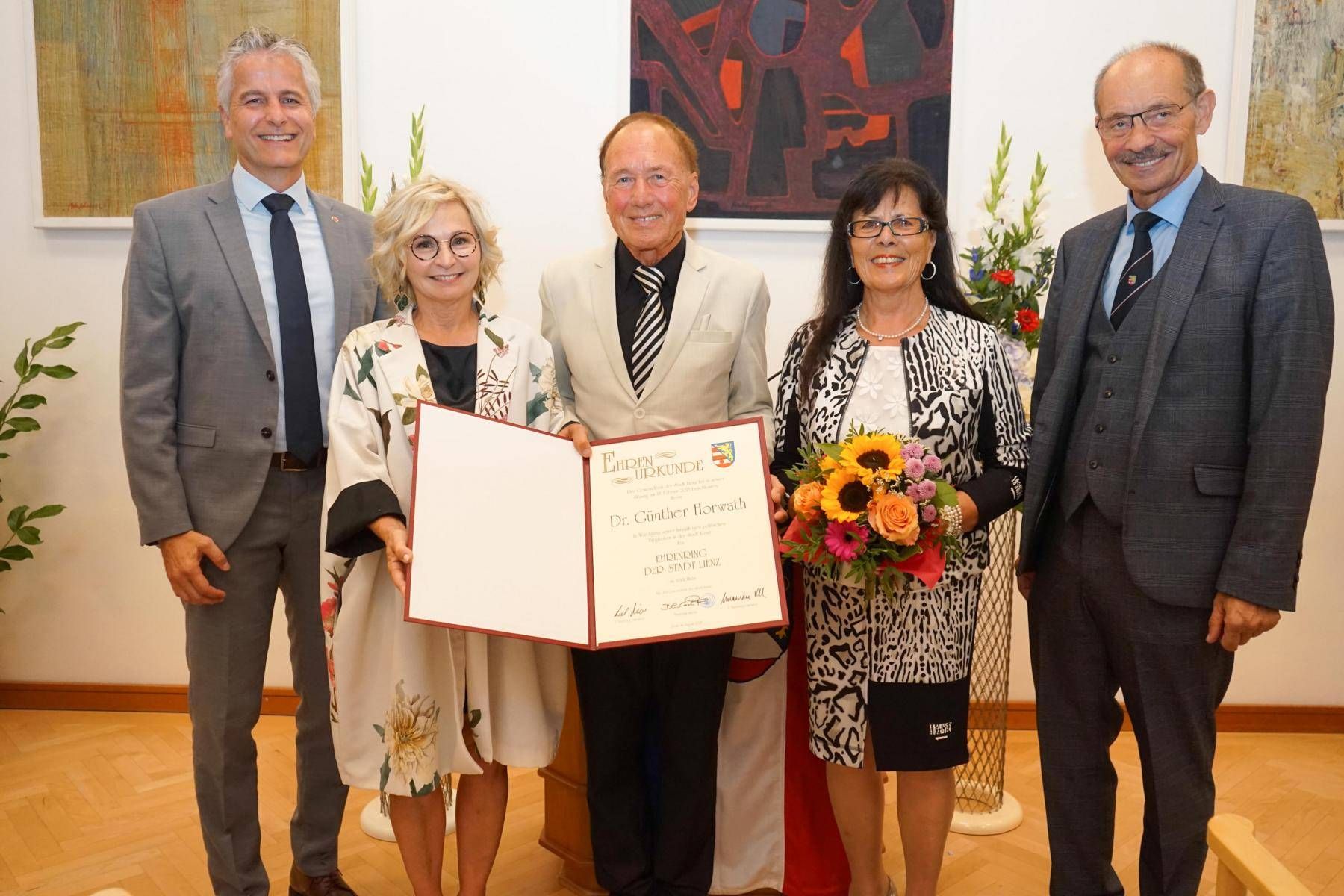 v.l.: Vizeb&uuml;rgermeister Alexander Kr&ouml;ll, Bgm. Elisabeth Blanik, Dr. G&uuml;nther Horwath, Christine Horwath und Vizeb&uuml;rgermeister Siegfried Schatz.