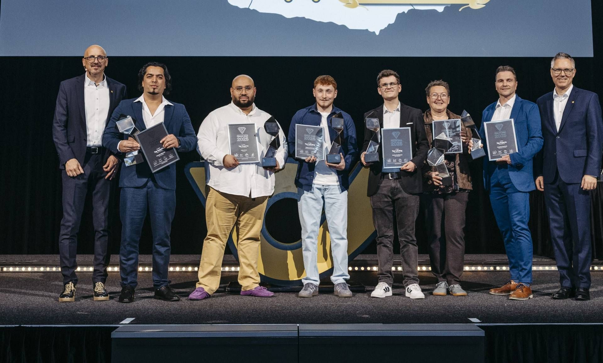 Beim Filialnetz-Award im Design Center in Linz: Der Spittaler Filialleiter Markus Stefan (2. v. re.) mit Filialnetz-Leiter Stefan W&auml;gele (l.), Gesch&auml;ftsfeld-Leiter der Filialen, Harald Kunczier, (r.) und weiteren Ausgezeichneten. Foto: &Ouml;sterreichische Post