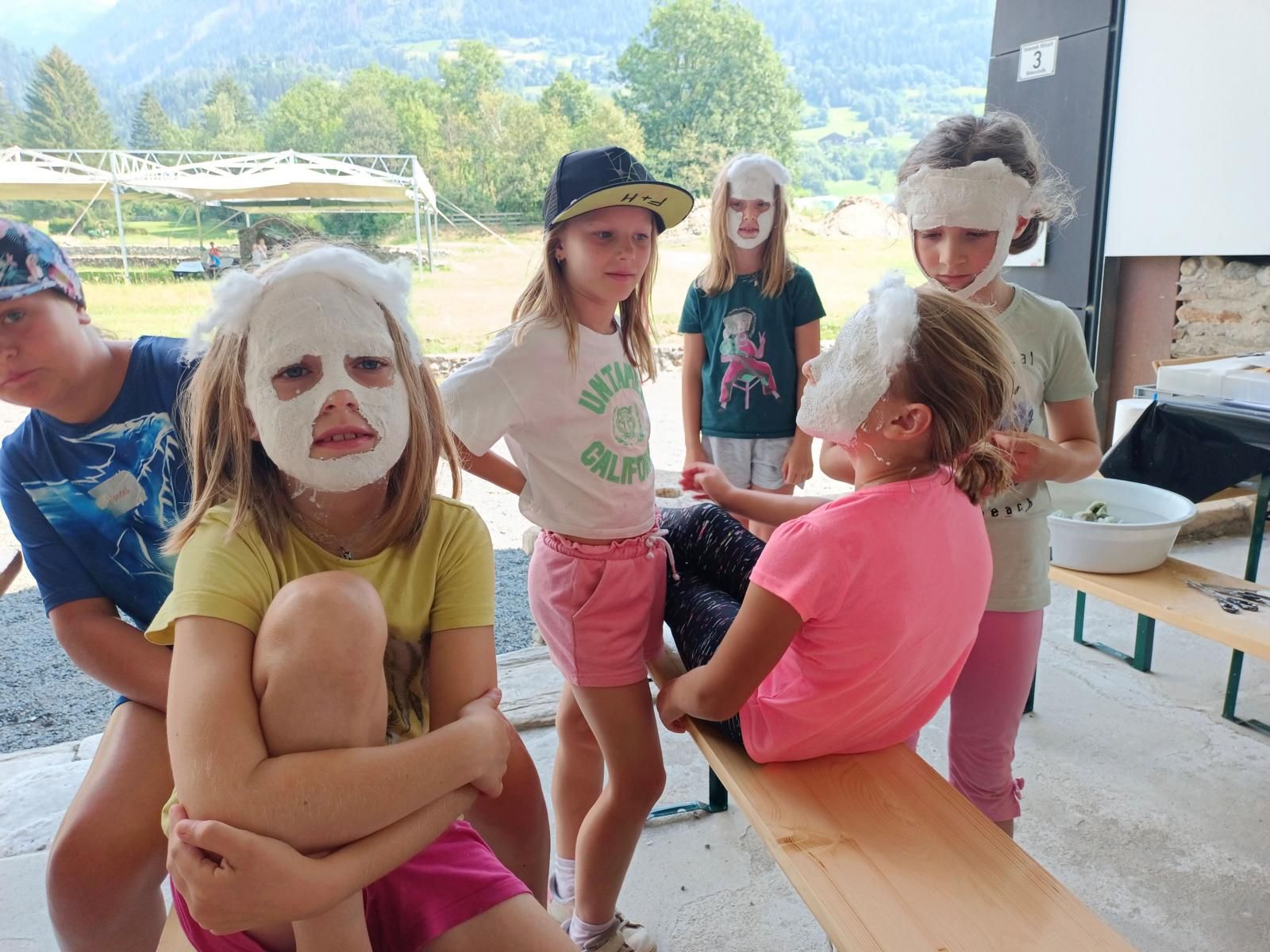 Die Kinder hatten sichtbar viel Spa&szlig; dabei, ihre eigenen Masken f&uuml;rs Theaterst&uuml;ck zu machen.
