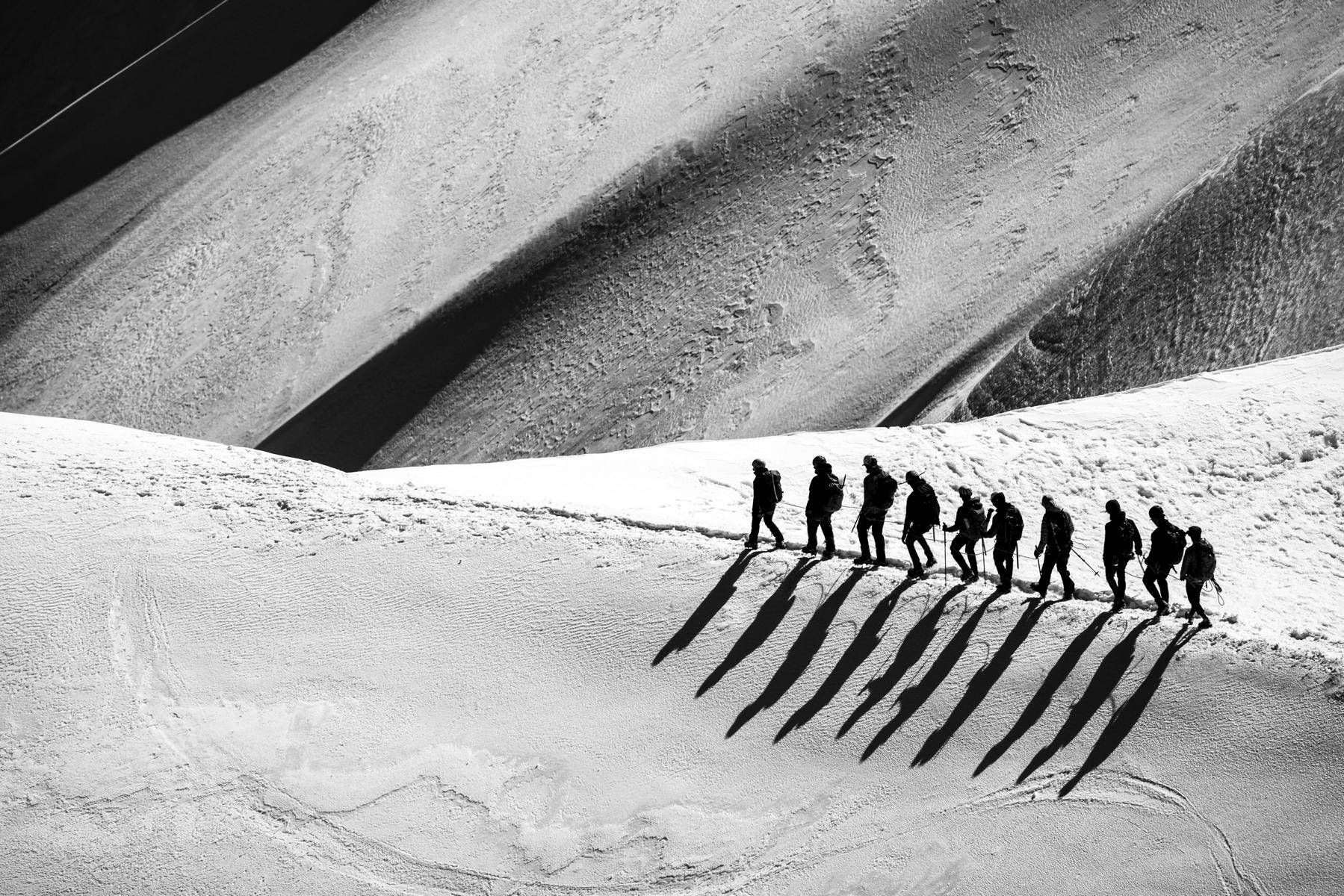 Die in Chamonix entstandene Aufnahme zeigt eine Gruppe von Alpinisten in der hochalpinen Bergwelt. (c) Judith Mijderwijk)