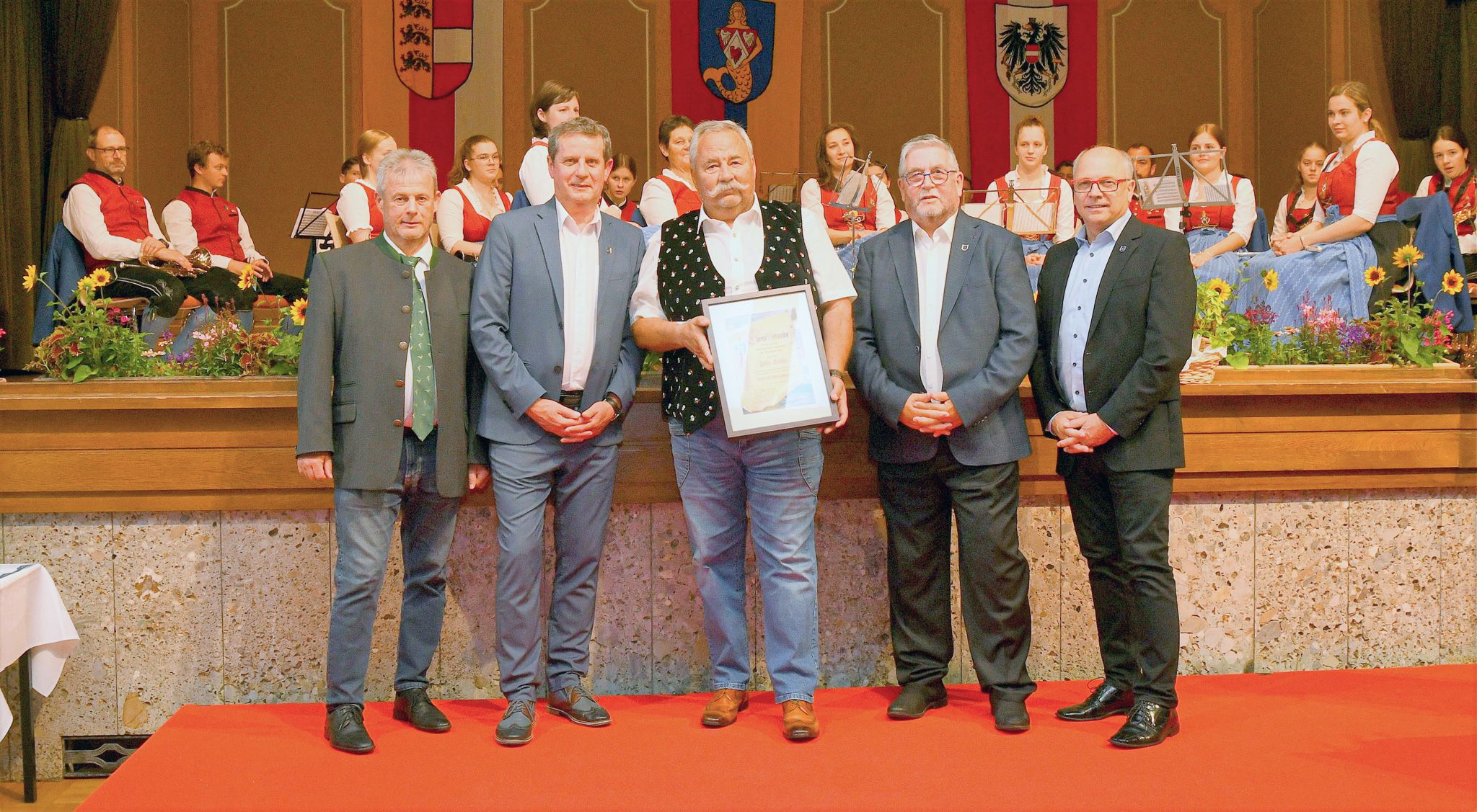 Sportreferent Horst Zwischenberger, BGM Thomas Sch&auml;fauer, Peter Koller (Ehrenurkunde f&uuml;r 12 Jahre Obmann Stv. beim K&auml;rntner Seniorenring) sowie die beiden Vizebgm. Ino Bodner und Hans Kapeller