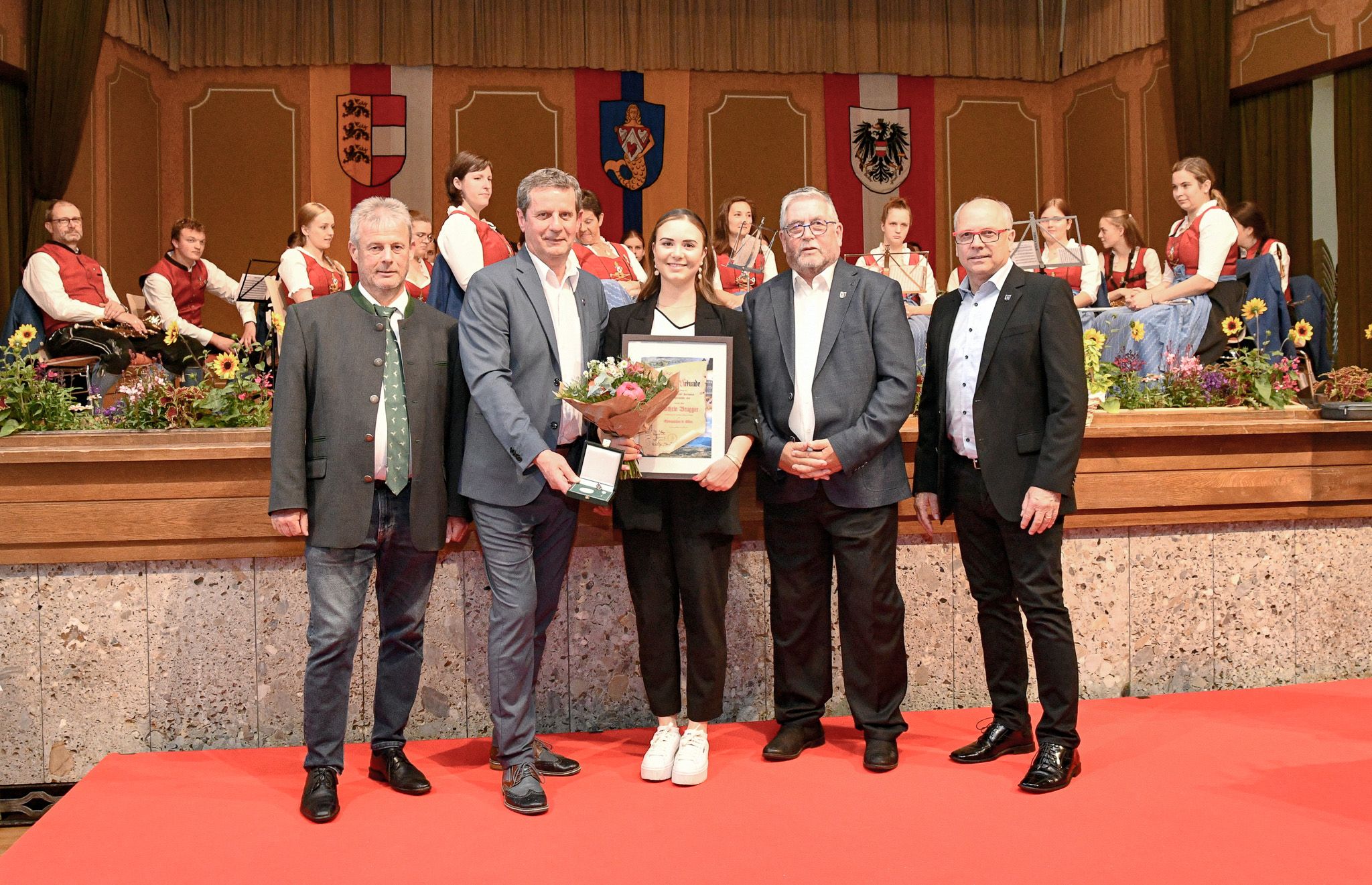 Sportreferent Horst Zwischenberger, BGM Thomas Sch&auml;fauer, Kathrin Brugger, (Ehrenzeichen in Silber als Doppelte Landesmeisterin sowie nationale und internationale Siege im Dressurreiten) und die beiden Vizebgm. Ino Bodner und Hans Kapeller