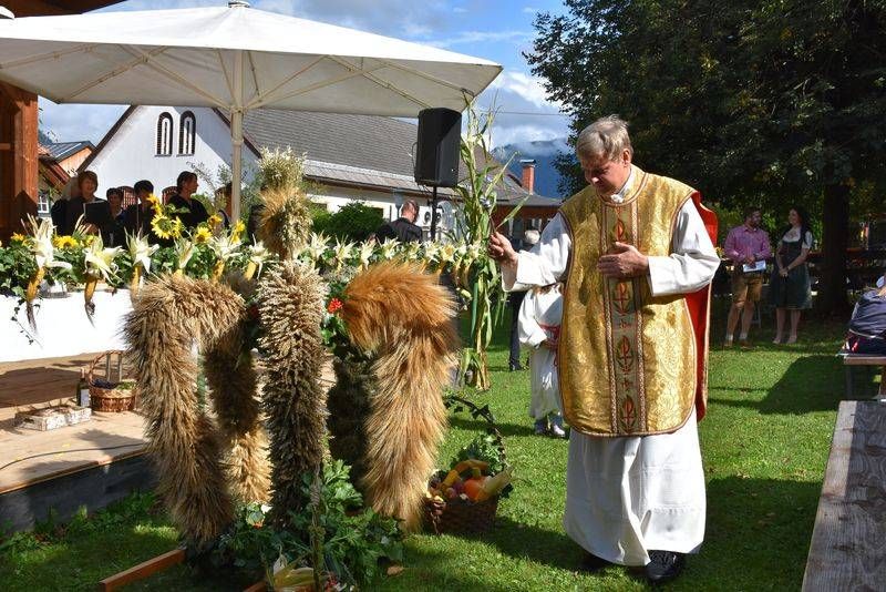 Segnung der Erntekrone durch den neuen "Hirten".