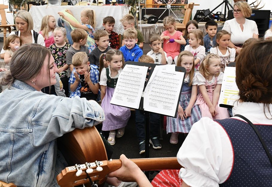 Die Kinder des Pfarrkindergartens gestalteten die Feierlichkeiten mit.