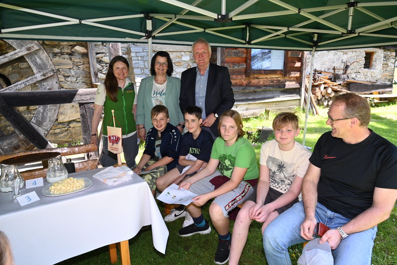 LAbg. Bgm.in Marika Lagger-P&ouml;llinger und Bgm. G&uuml;nther Novak beim Partnerschulfest der Nationalpark-Volksschulen in Mallnitz. Foto: Peter Schober