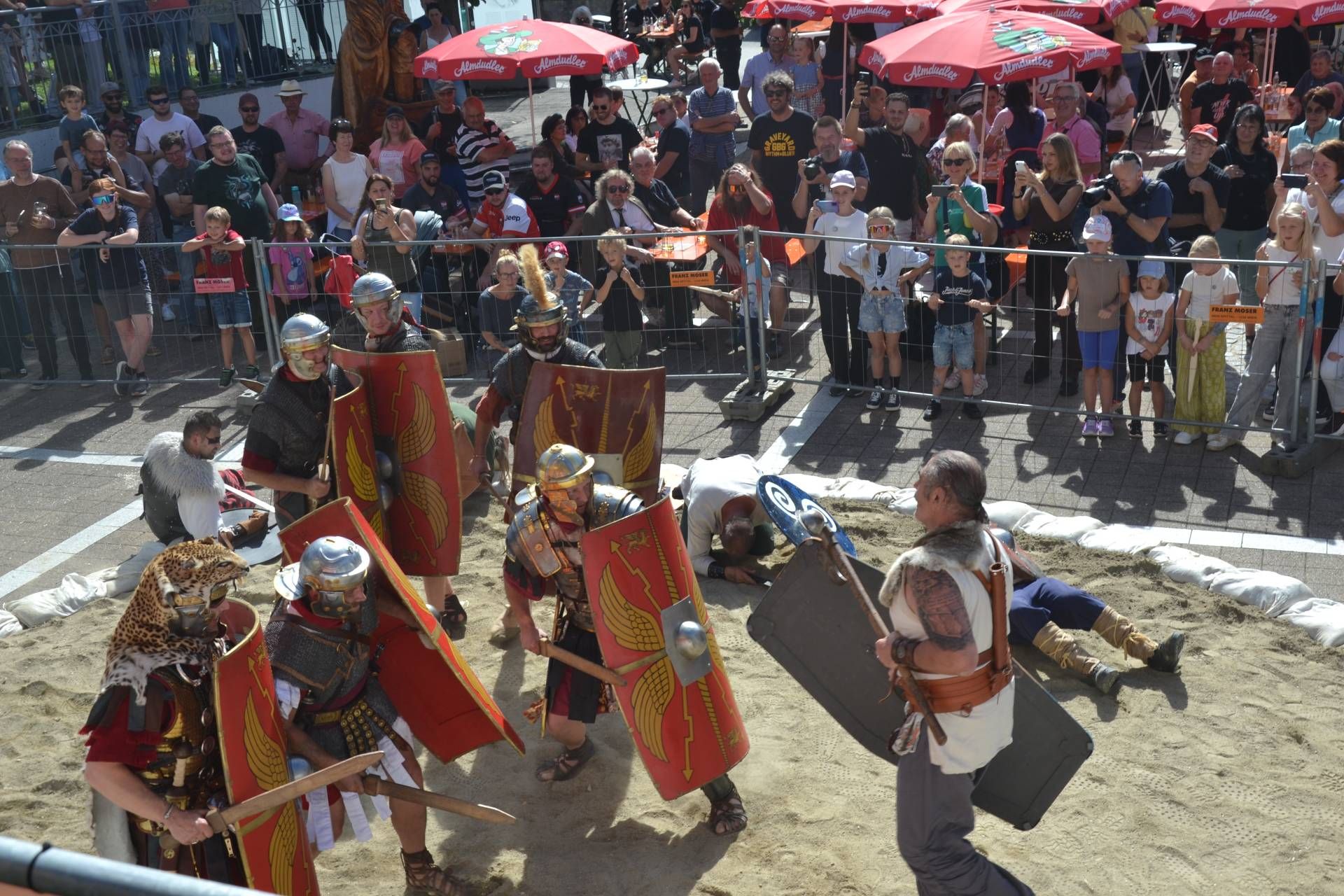 Die 15. Legion Apollinaris aus Carnuntum lieferten einen Schaukampf gegen die Keltengruppe Epona - bis auch der Kelten-Anf&uuml;hrer im Sand der Arena lag.