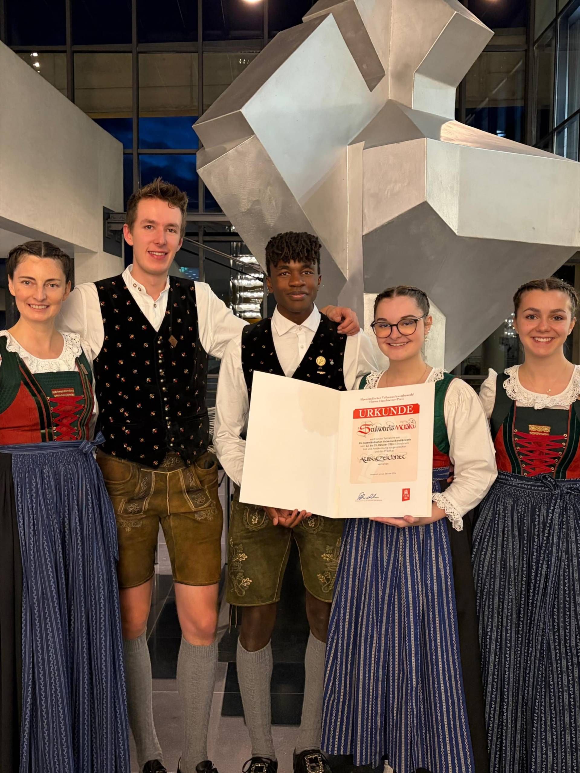 V. l.: Musikp&auml;dagogin Maria Bernadette Salcher, Samuel Guggenberger, Samuel Lexer, Nora Schwager und Helena Obernosterer. Foto: Saitw&auml;rts Musig