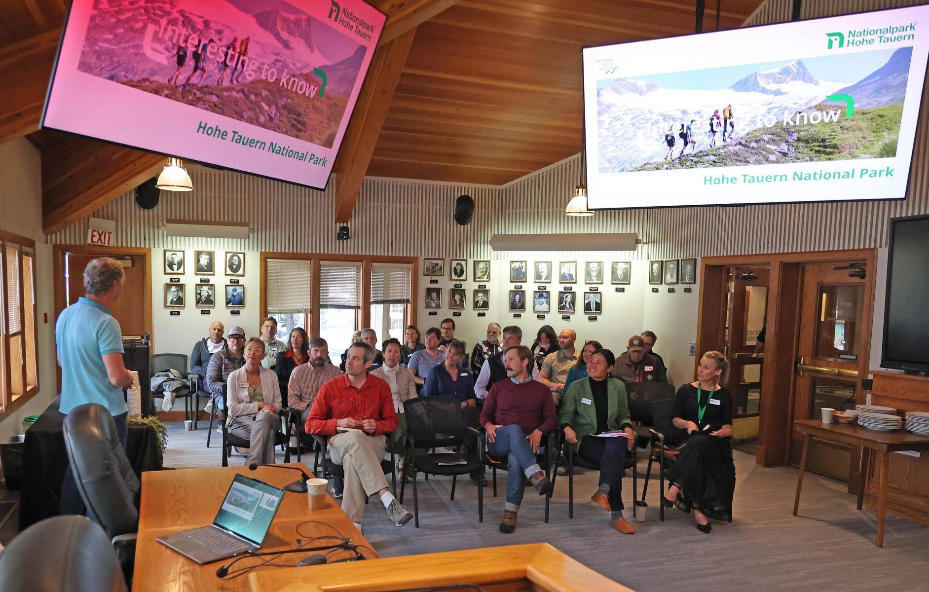 Nationalpark Ranger Matthias M&uuml;hlburger bei seiner Pr&auml;sentation des &bdquo;Hohe Tauern National Park&ldquo; im Rathaus von Jackson/Wyoming, 21. September 2026
Foto: Willi Lackner