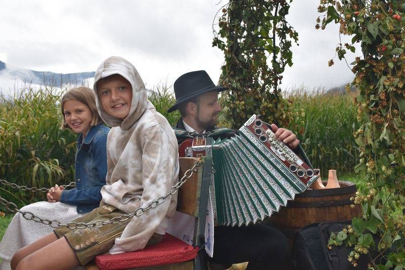 Erntedankumzug in Kleblach-Lind. Der "Shortl" - hier noch eine Woche ledig - sorgte mit seiner Steirischen f&uuml;r Stimmung. N&auml;chstes Wochenende wird geheiratet!